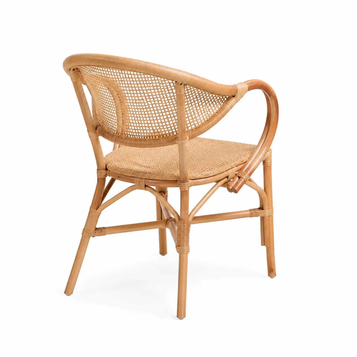 Silla de ratán natural con respaldo redondeado