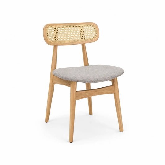Silla de madera con respaldo de mimbre y asiento de tela gris